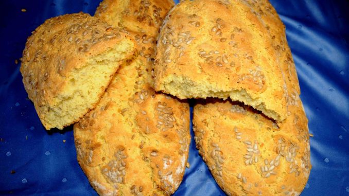 Σπιτικό ψωμί με ηλιόσπορους - Homemade bread with sunflower seeds