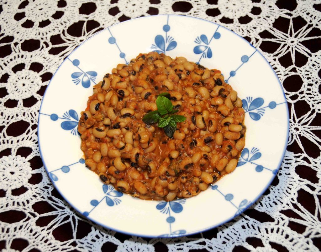Φασόλια μαυρομάτικα γιαχνί (κοκκινιστά) - Black beans with tomato sauce