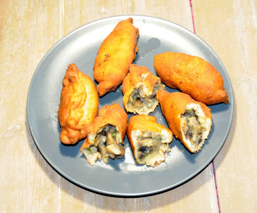 Πιροσκί με πατάτες και μανιτάρια - Piroshki with potatoes and mushrooms