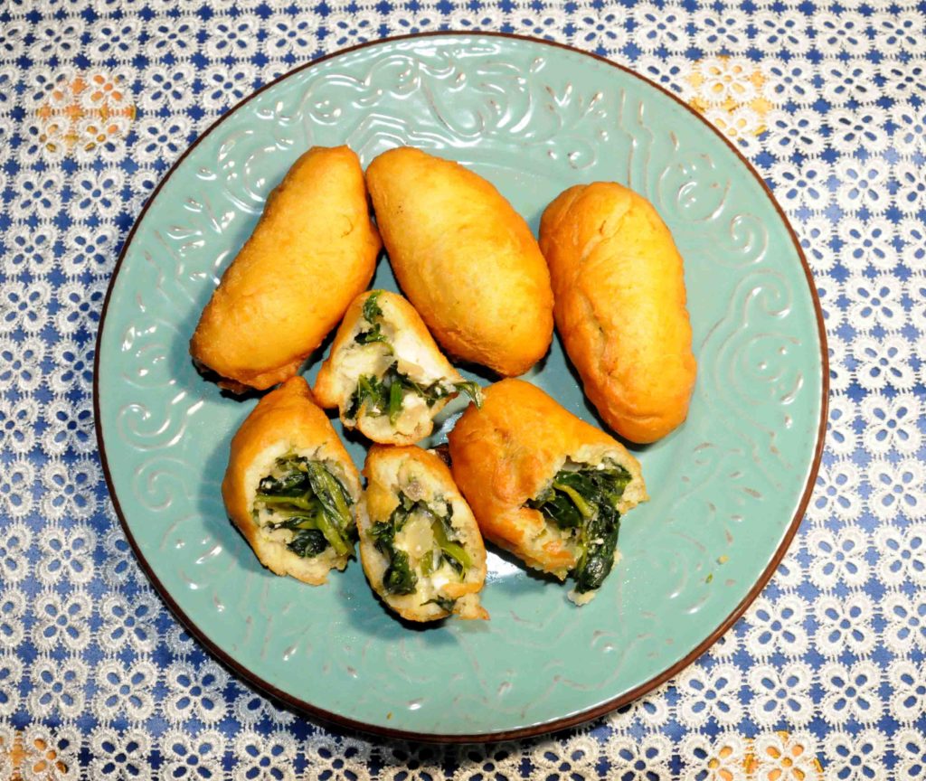 Πιροσκί με πατάτες σπανάκι και φέτα - Piroshki with spinach potatoes and feta cheese