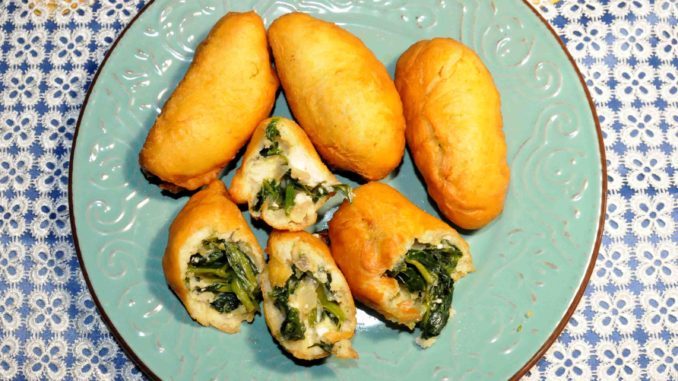 Πιροσκί με πατάτες σπανάκι και φέτα - Piroshki with spinach potatoes and feta cheese