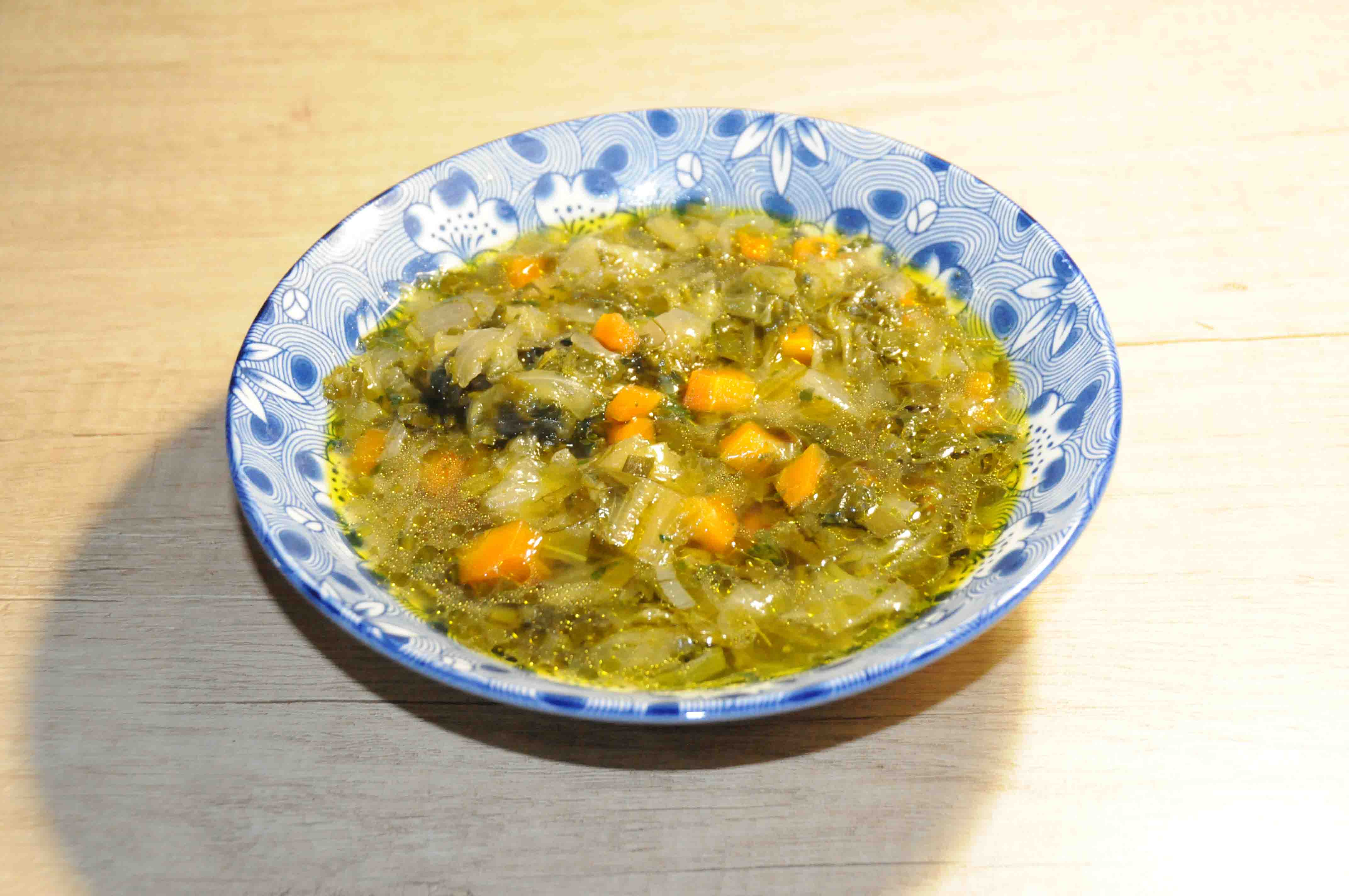 Σούπα με σπανάκι καρότο και λάχανο